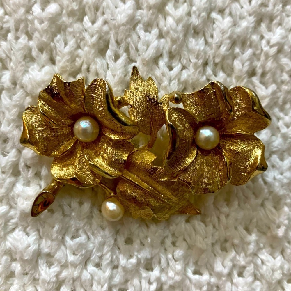 Charel 1950’s Brooch, goldtone & faux Pearl